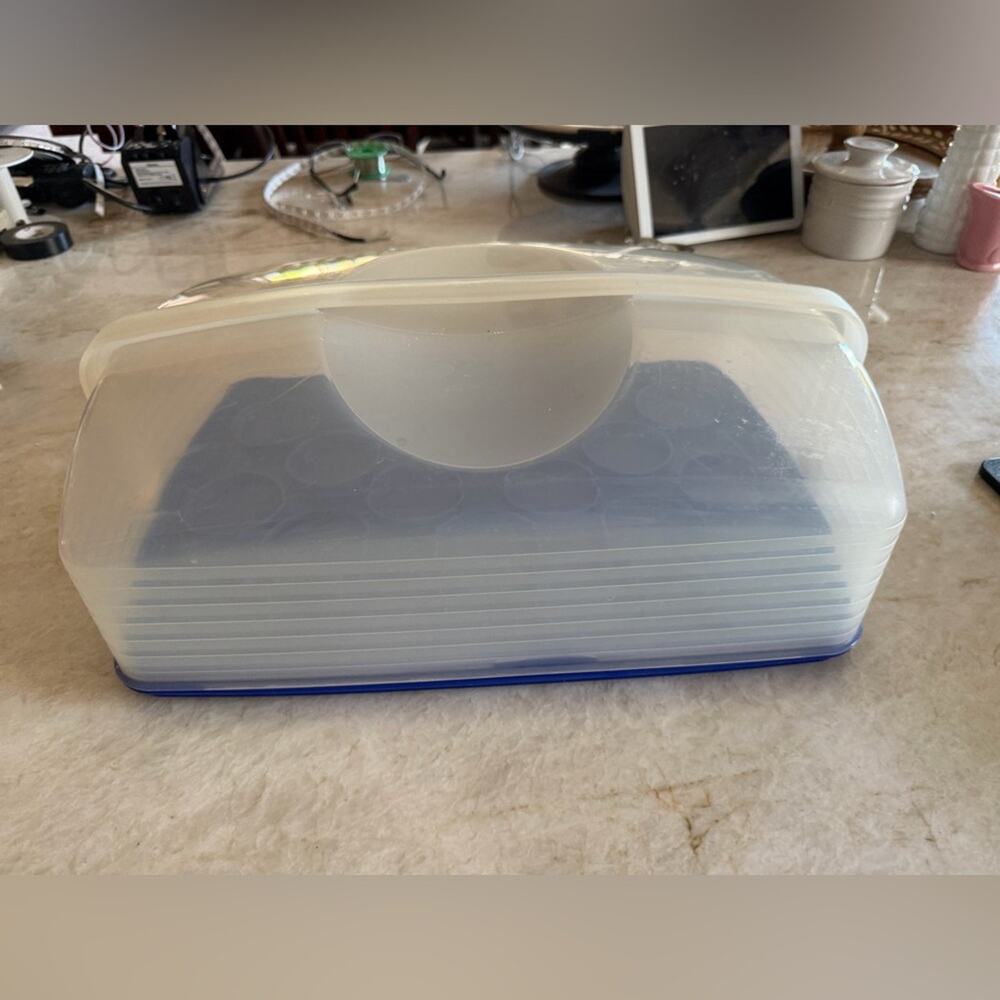 Tupperware Bake N Take cake and cupcake carrier *Retired